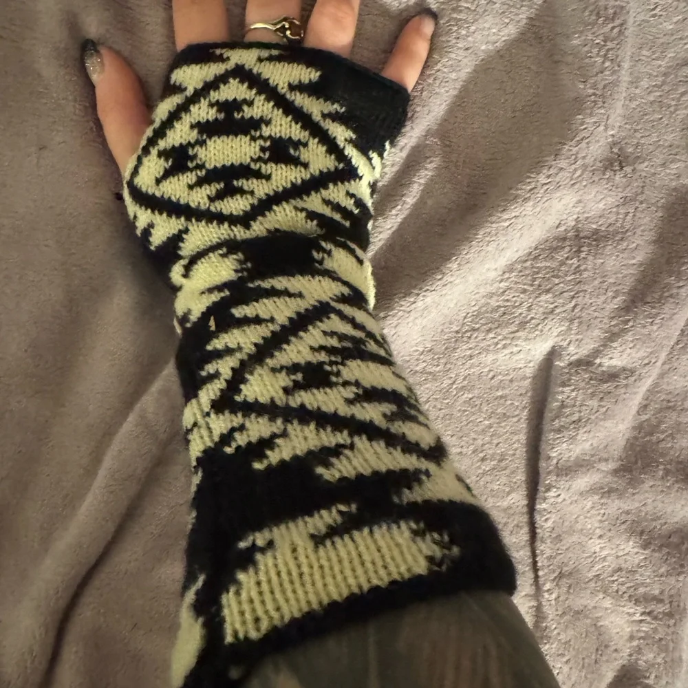 Lucky Brand Black and Cream Knit Fingerless Gloves - Picture 2 of 4